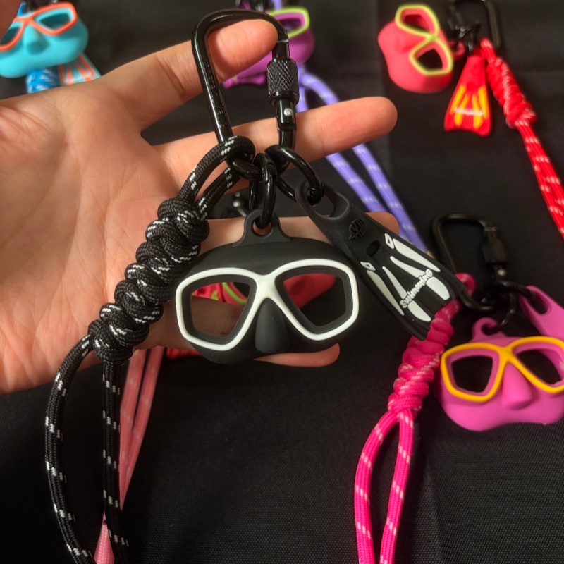 Nowy brelok do kluczy z maską  – Swim Fins recenzja i cena
